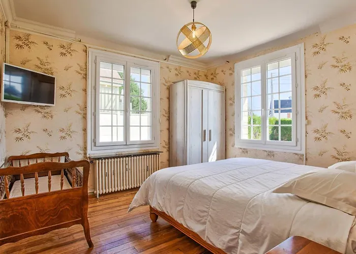 Holiday home Maison Retro Avec Jardin Et 5 A - Fr-1-788-34 *